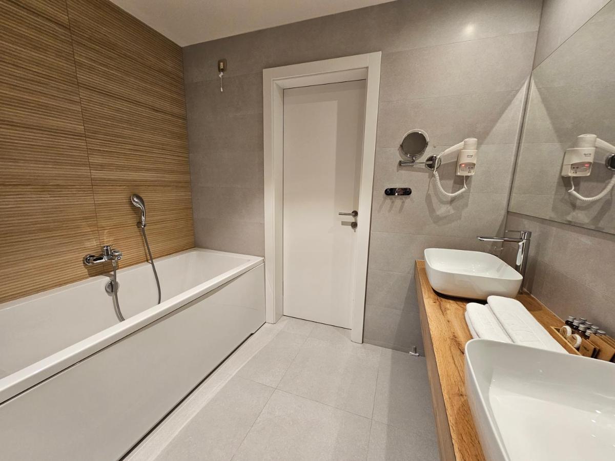 Hotel Etna Gracanica  ภายนอก รูปภาพ