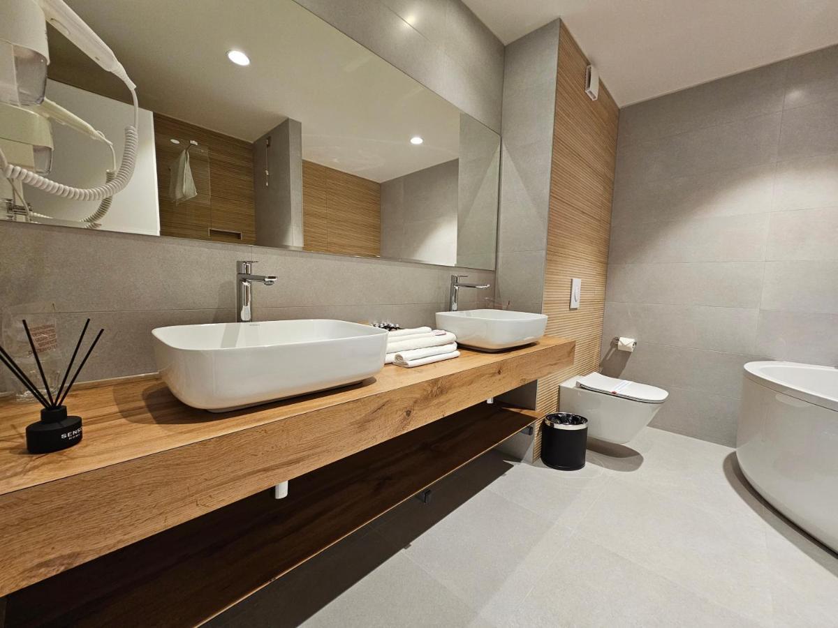 Hotel Etna Gracanica  ภายนอก รูปภาพ