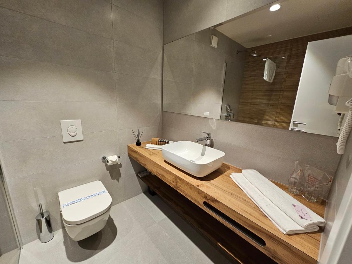 Hotel Etna Gracanica  ภายนอก รูปภาพ