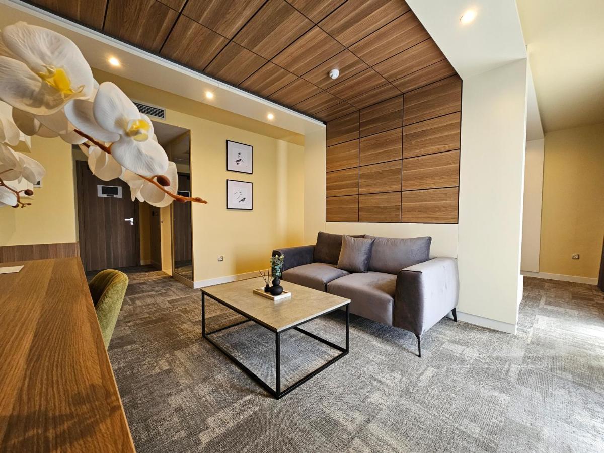 Hotel Etna Gracanica  ภายนอก รูปภาพ