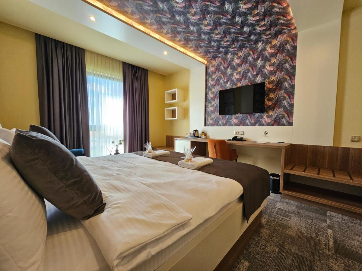 Hotel Etna Gracanica  ภายนอก รูปภาพ