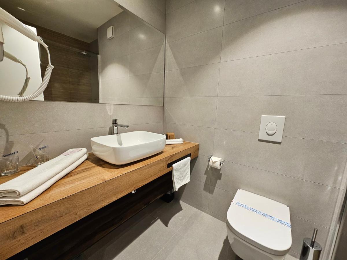 Hotel Etna Gracanica  ภายนอก รูปภาพ