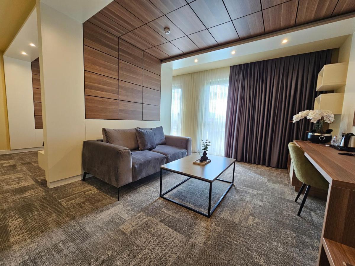 Hotel Etna Gracanica  ภายนอก รูปภาพ