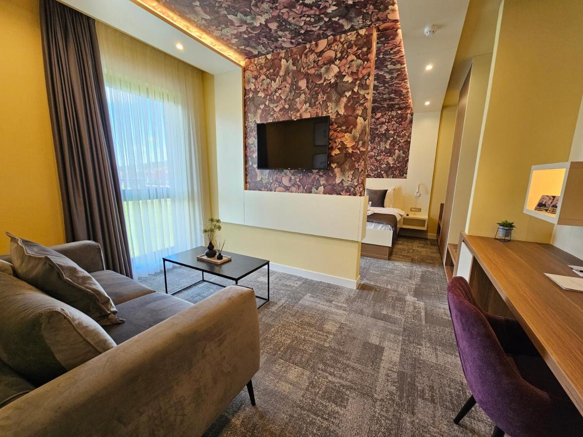 Hotel Etna Gracanica  ภายนอก รูปภาพ