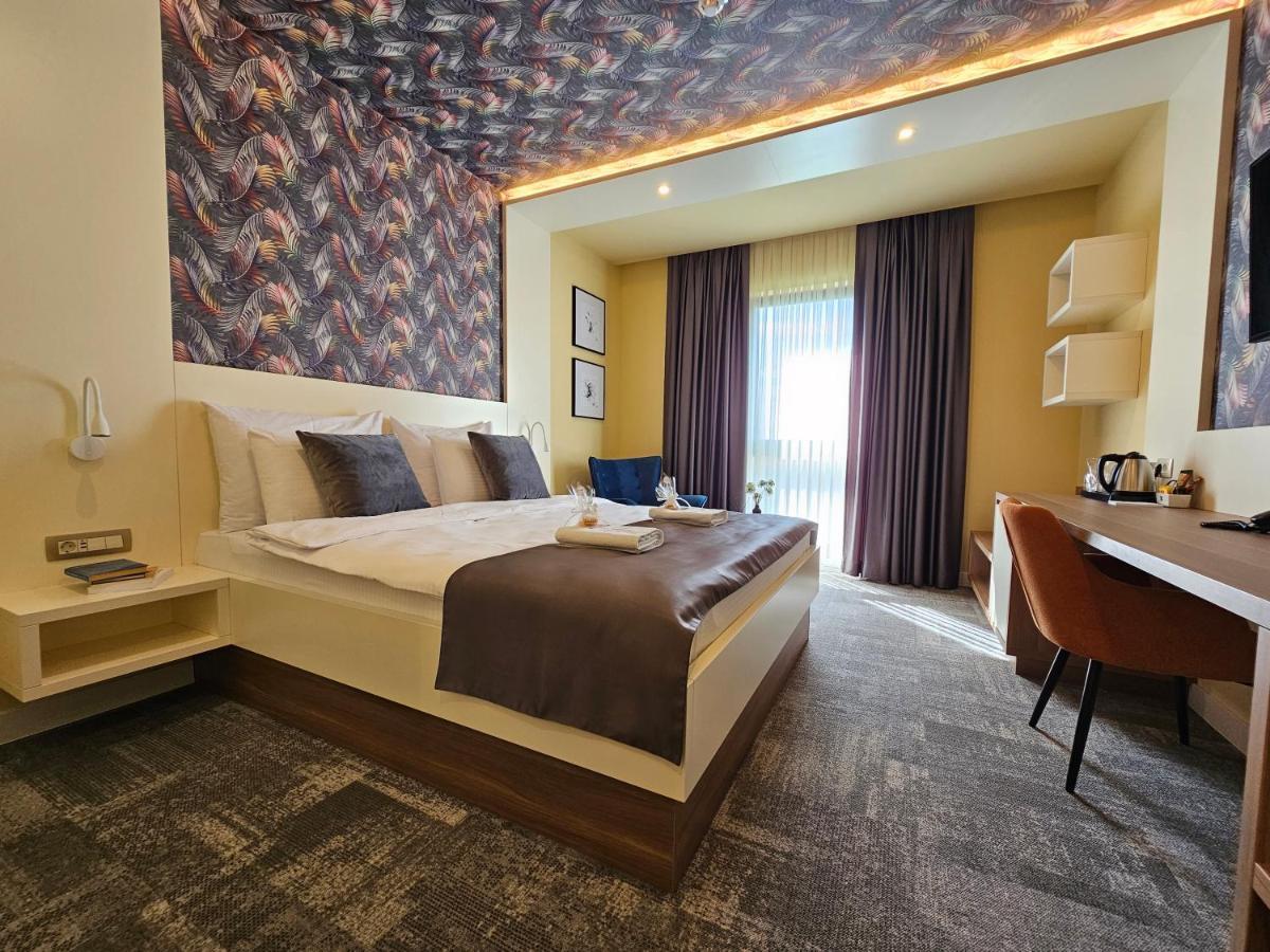 Hotel Etna Gracanica  ภายนอก รูปภาพ