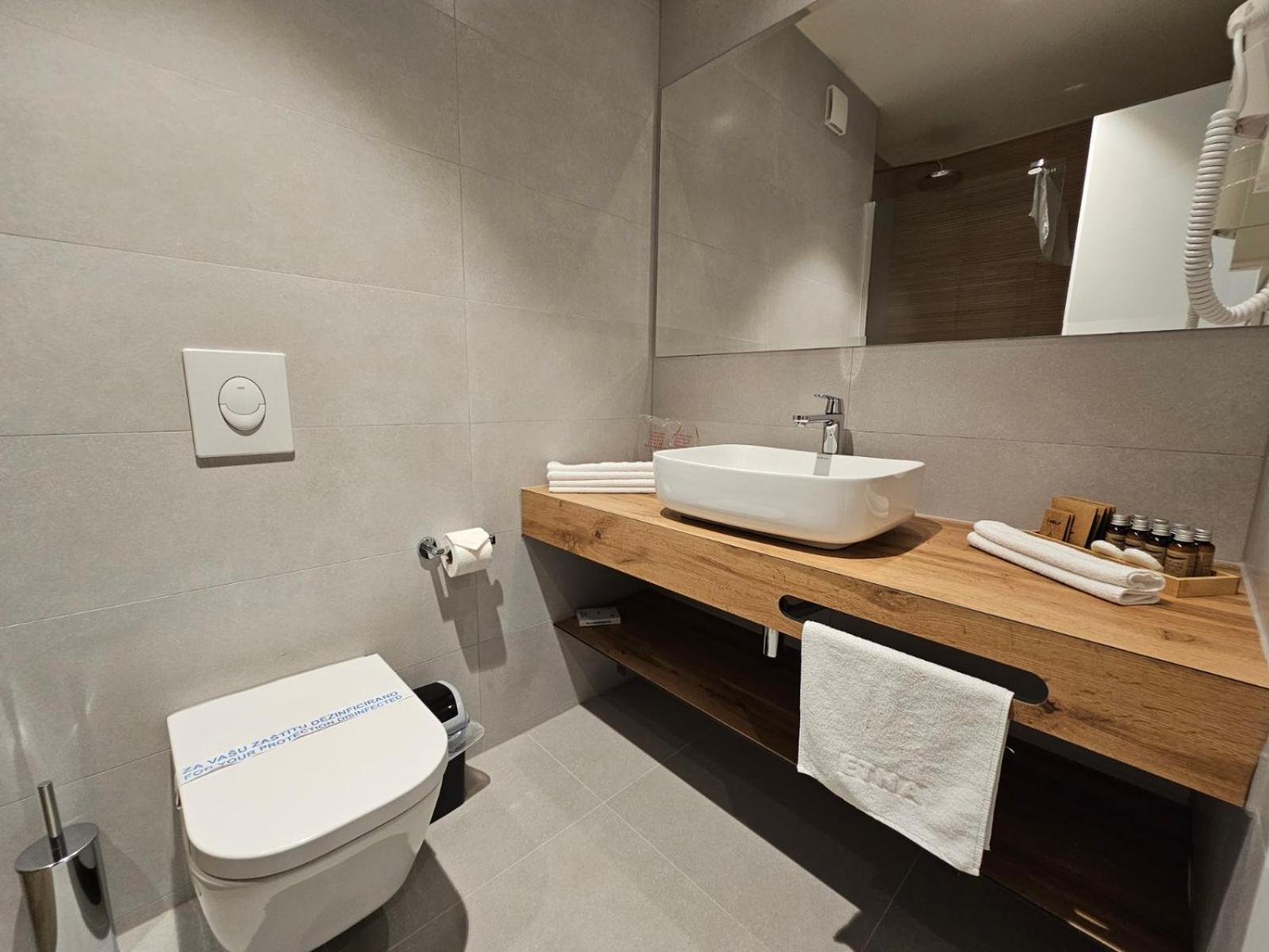 Hotel Etna Gracanica  ภายนอก รูปภาพ